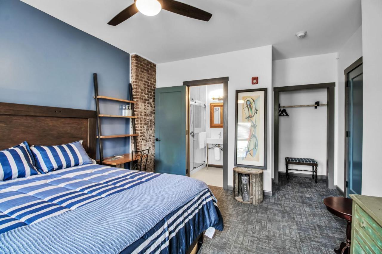 Webber Hotel Lyndonville Екстериор снимка